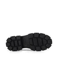 Czarna, gumowa podeszwa buta z głębokim, wytrzymałym bieżnikiem. Płaski kształt z formowanymi wzorami zapewniającymi przyczepność i stabilność. Gładka tekstura.