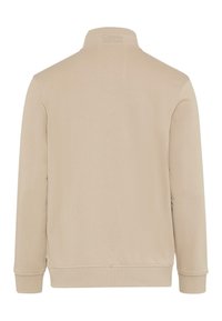 Beiger Langarm-Pullover mit gerippten Bündchen und Saum, Stehkragen und dezent geprägtem "Brax"-Logo auf dem oberen Rücken.