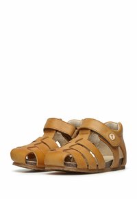 Ljusa lädersandaler med utskärningsdesign, justerbar rem och lätt sula. Öppen tå och häl för ventilation och komfort.