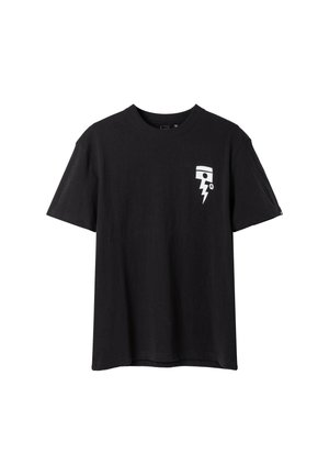 Camiseta negra de manga corta con cara estilizada blanca y logotipo de rayo en el pecho izquierdo.