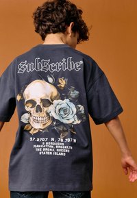 Next RELAXED FIT SHORT SLEEVE GRAPHIC STANDARD - T-Shirt print - blue skull back print