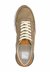 Bruine suède sneaker met witte zool, crèmekleurige veters en leren accent bij de hak. Bevat een gewatteerde tong en gevoerde inlegzool.