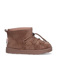 Bruine suede enkellaars met een ronde neus, elastische veters en een gestructureerde zool. Voorzien van een aantrek lus en minimale branding aan de zijkant.