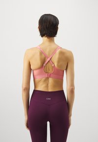 triaction by Triumph EXTREME LITE  - High support sports bra - salsa
