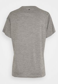 Grå kortærmet T-shirt med rund halsudskæring og blødt, let struktureret stof. Har et lille sort logo nær halsudskæringen.
