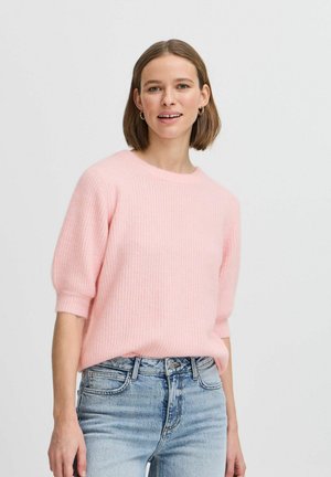 Helles rosa, geripptes Strickpullover mit Rundhalsausschnitt und kurz gerollten Ärmeln, kombiniert mit hellblauen Jeans.