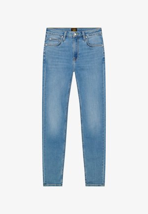 Vaqueros ajustados de color azul claro con cierre frontal de botón y cremallera, cinco bolsillos y etiqueta de marca en la cintura.