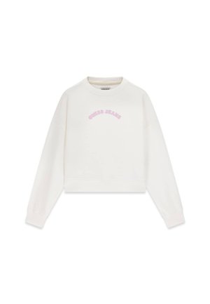 Bijela majica dugih rukava s okruglim izrezom i ružičastim tekstom "GUESS JEANS" u luk na prsima, s rebrastim manšetama i rubom.