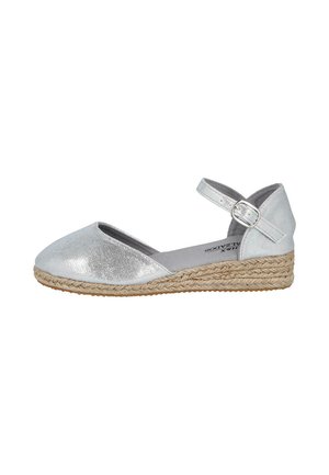 Zapato plano plateado con punta cerrada, hebilla en la correa del tobillo y suela de cuña trenzada de yute.