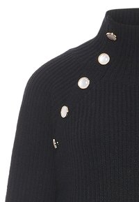 Pulover negru din tricot cu nervuri, cu guler înalt și butoane decorative aurii și albe pe umăr, evidențiind un finisaj texturat.