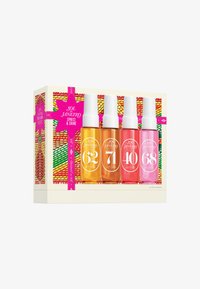 Quattro bottiglie spray di colori vari (arancione, giallo, rosa) in una scatola bianca decorativa, con uno sfondo a motivi vibranti e un nastro rosa.