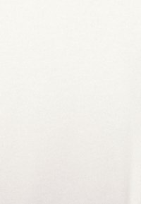 Weißer Baumwollstoff mit glatter Textur und feinem Rippenmuster, gleichmäßig gefärbt ohne zusätzliche Akzente oder Designs.
