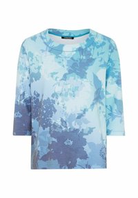 Helles blaues Oberteil mit floralem Muster, dreiviertelarmigen Ärmeln, rundem Halsausschnitt und glatter Stoffstruktur, das verschiedene Blautöne von Blumen zeigt.