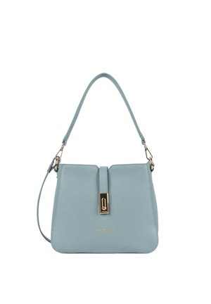 Sac à main en cuir bleu clair de forme rectangulaire, fermoir doré à l'avant, une poignée supérieure et une bandoulière.