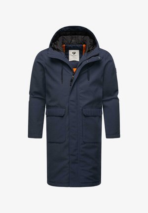Abrigo impermeable azul marino con capucha, que cuenta con cierre de cremallera, bolsillos frontales y forro interior naranja. Tejido texturizado con un diseño de corte recto.