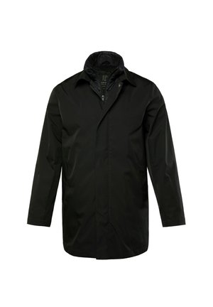 Abrigo negro impermeable con un alto cuello, cierre frontal a presión y bolsillos laterales. Presenta una textura mate suave y un diseño de corte recto.