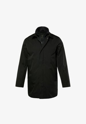 Manteau noir imperméable avec un col haut, fermeture à pression sur le devant et poches latérales. Présente une texture lisse et mate ainsi qu'une coupe droite.