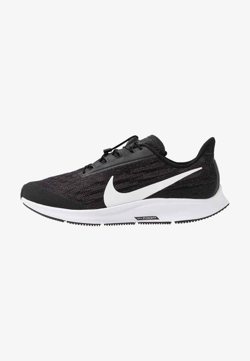 Chaussure de running Nike noire avec logo swoosh blanc, semelle blanche et technologie d'amorti Zoom Air, vue de profil.