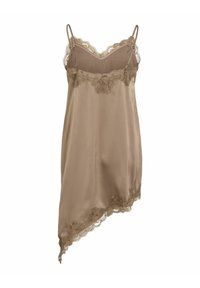 Μπεζ σατέν φόρεμα με ασύμμετρο τελείωμα και δαντέλα κατά μήκος του ντεκολτέ, του τελειώματος και των τιράντων. Λεπτές ρυθμιζόμενες τιράντες.