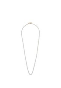 Biała naszyjnik kulkowy z teksturowanym wzorem, z złotym zapięciem. Kulki mają jednorodny kształt, co tworzy prosty i elegancki wygląd.