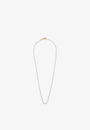 Hvid perlekæde med tekstureret design, der har en guldklips. Perlerne er ensartet formede, hvilket skaber et enkelt og elegant udseende.