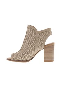 Chaussure à talons ouverte beige avec une texture tissée, des accents en cuir lisse et un talon en bloc patiné et effilé. Comprend des rivets décoratifs.