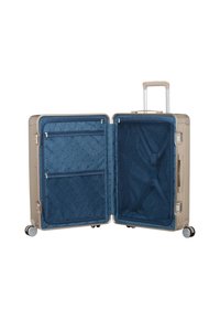 Valigia rigida dorata con interno in tessuto blu navy. Le caratteristiche includono tasche con zip, cinghie incrociate e una maniglia telescopica con ruote.