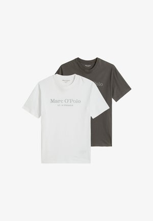 Due t-shirt a maniche corte con scollo rotondo, una bianca con testo grigio "Marc O'Polo EST. IN STOCKHOLM" e una grigio scuro, stese in piano.