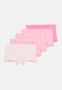 Fem par av flickors rosa bomullsboxer i olika nyanser och med hjärtan eller rosetter, arrangerade överlappande på vit bakgrund.