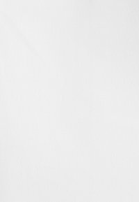 Surface blanche texturée vierge avec un motif subtil en tissu diagonal et aucun autre objet ou couleur visible.
