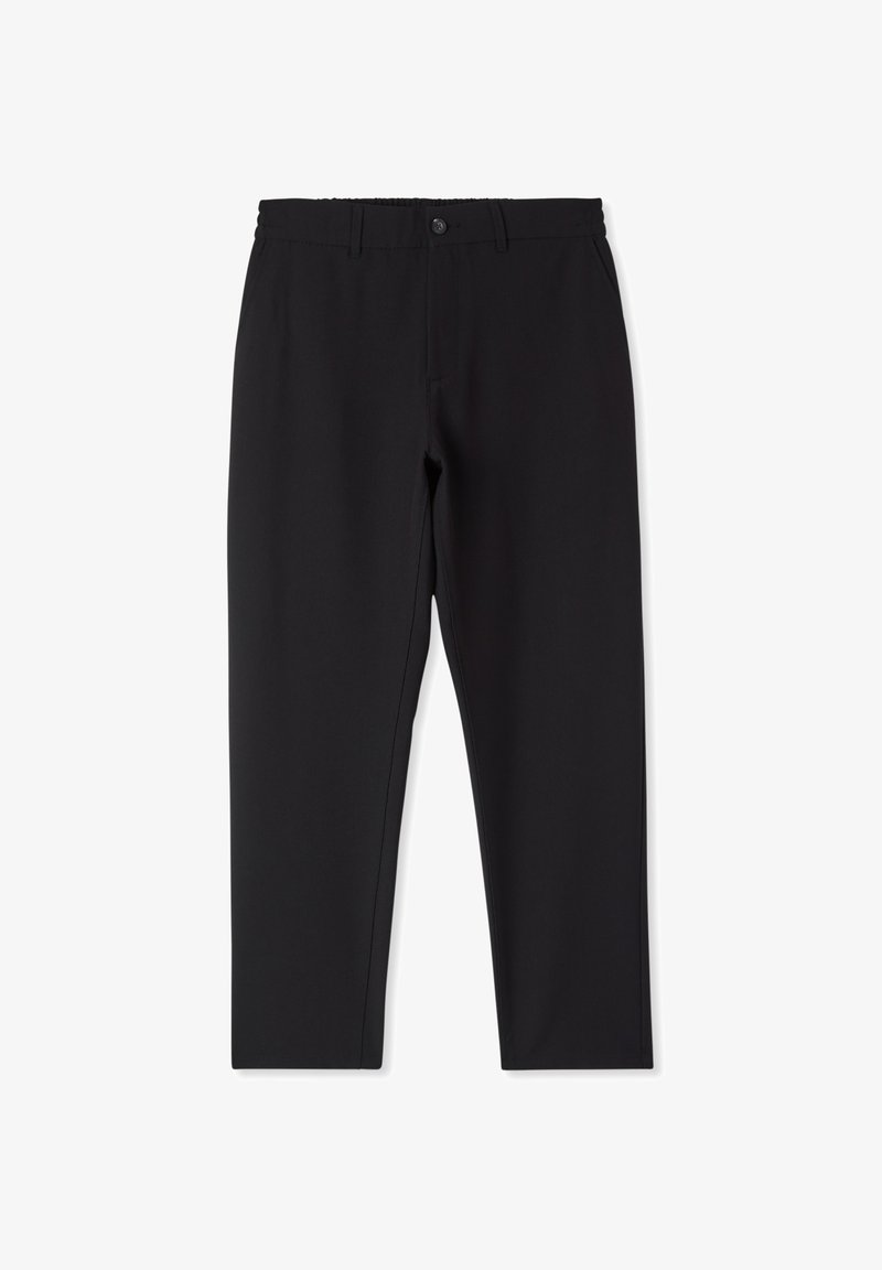 Czarne spodnie wykonane z gładkiej tkaniny, z płaskim przodem, elastycznym pasem, zapięciem na guzik oraz prostymi nogawkami. Brak widocznych wzorów lub zdobień.