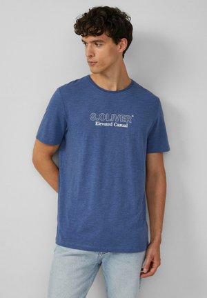 Blaue kurzärmelige T-Shirt aus weichem Stoff, mit rundem Ausschnitt und weißem, bedrucktem Logo-Text „S. OLIVER Elevated Casual“ auf der Vorderseite.