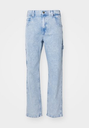 Jeans in denim blu chiaro con design a gamba dritta, dotati di tasche frontali e vita con bottone. Texture sbiadita e orli rifiniti.