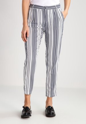 Hvide og marineblå stribede bukser med en skræddersyet pasform, der har en taljeelastik, knaplukning og to sidelommer, lavet af letvægtsstof.