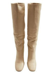 Bottes beige jusqu'au genou, souples, en cuir lisse avec un bout arrondi et un talon bloc. La texture semble douce et souple.
