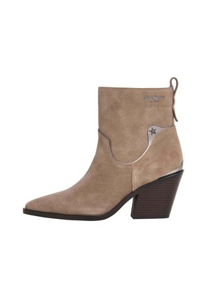 Stivale alla caviglia in suede beige con punta affusolata, cuciture a contrasto, un dettaglio a forma di stella e tacco impilato. Include una linguetta per una facile calzata.