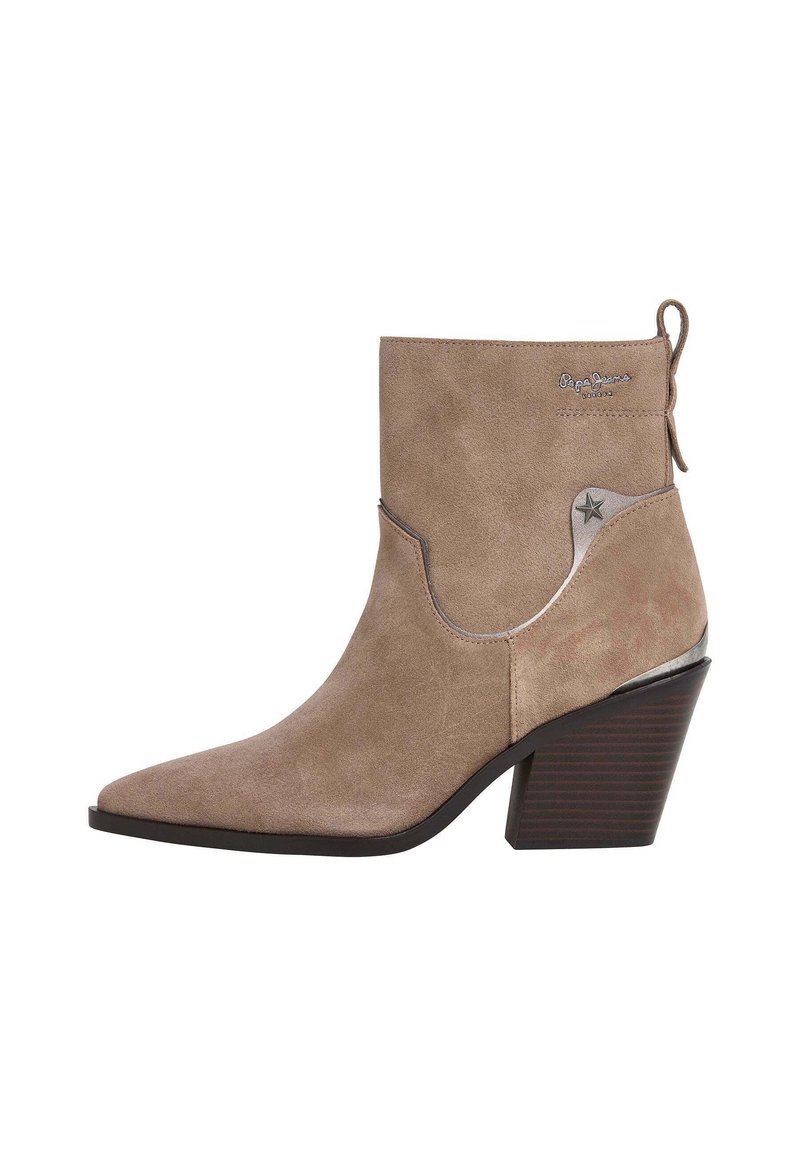 Beige suède enkellaars met een spitse neus, contrasterende stitching, een sterdetail en een gestapelde hak. Inclusief een trekband voor gemakkelijk aan- en uittrekken.