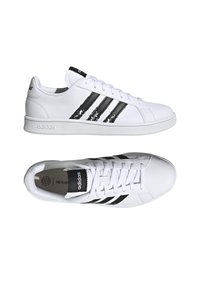 adidas Performance LIFESTYLE -  GRAND COURT BASE BEYOND - Zapatillas de entrenamiento - weiss