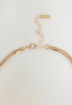 Collar de cadena de oro con eslabones de textura doble, que cuenta con un cierre de langosta y una cadena ajustable para variar la longitud.