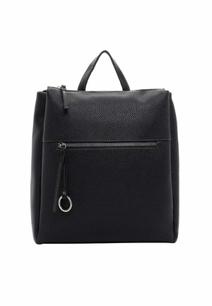 Sac à dos en cuir noir avec texture granuleuse. Doté d'une poignée supérieure, d'une poche zippée à l'avant et d'un accent en métal circulaire.