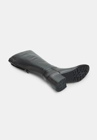 Bota negra hasta la rodilla hecha de cuero suave, con punta redonda, suela de goma texturizada y cremallera lateral para facilitar el uso.