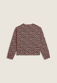 Top de manga larga rosa con un patrón de print de leopardo negro. Corte relajado con un cuello redondo y un sutil detalle en el dobladillo.