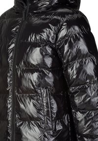 Schwarze Daunenjacke mit glänzender, gestepptem Oberfläche. Verfügt über eine Kapuze, einen Frontreißverschluss und eine seitliche Tasche mit horizontalen Nähten.