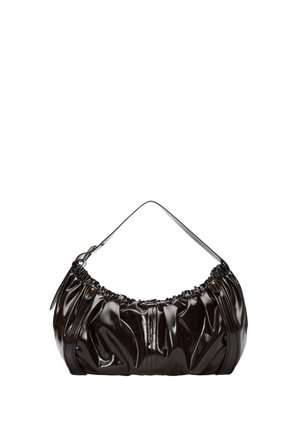 Glänzende schwarze Handtasche mit gesammeltem Lederdesign und einem kurzen Trageriemen, geeignet zum Tragen über der Schulter.