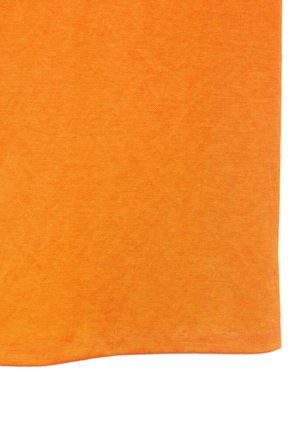 Orange bomullstyg med en jämn struktur och en lätt svängd kant längst ner, jämnt färgad utan mönster eller detaljer.