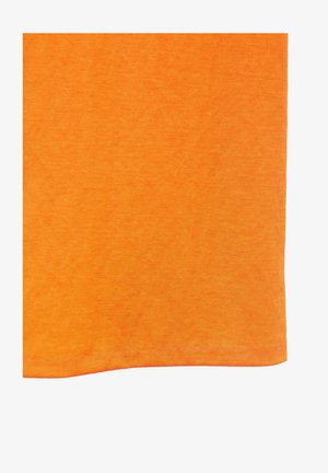 Pomarańczowa bawełniana tkanina o gładkiej powierzchni z delikatnie wyprofilowanym brzegiem u dołu, jednolicie kolorowa, bez wzorów czy akcentów.