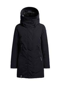 Zwarte geïsoleerde jas met hoge kraag en capuchon. Voorzien van ritssluitingen aan de zijzakken en heeft een soepele textuur. Slank, functioneel ontwerp.