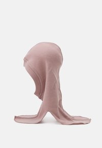 Balaclava rosa lavorata a maglia con una texture liscia, dotata di un cappuccio aderente e di aperture per il viso e il collo, che scende verso il basso.