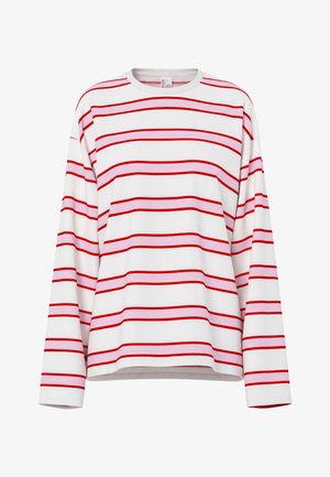 Langermet hvit skjorte med vekselsvis røde og rosa horisontale striper og rund halslinning.