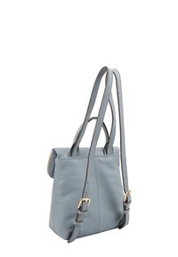 Lichtblauwe leren handtas met twee verstelbare schouderbanden, gouden accenten en een gestructureerd ontwerp met een ritsafsluiting aan de bovenkant.